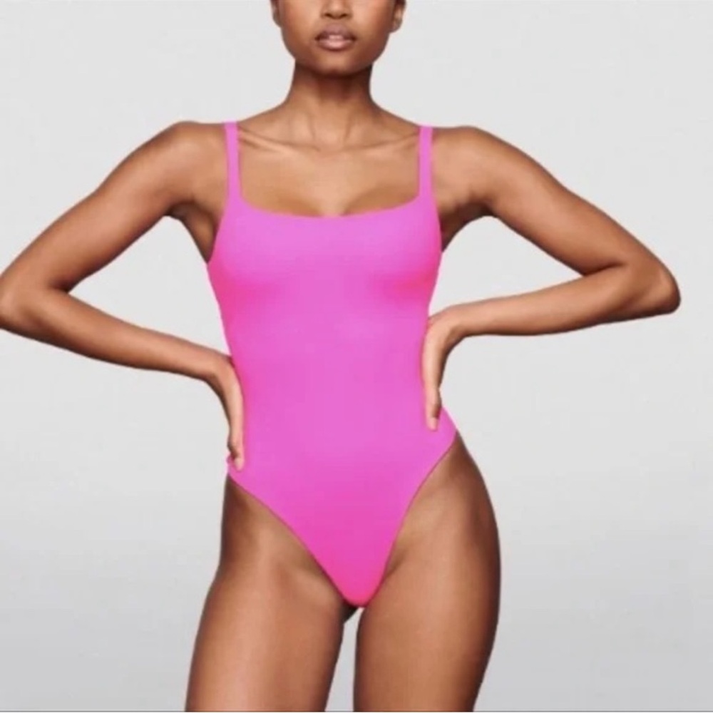 🌷NWT Skims fits everybody square neck bodysuit Neon Orchid